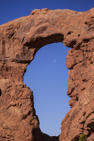 Turret Arch and Moon